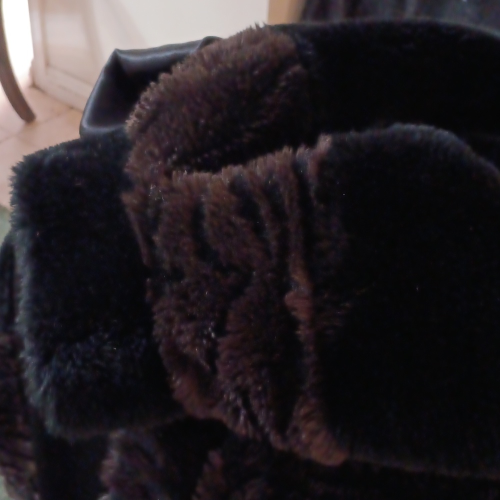 Monterey Fashion FAUX fur Coat. - Picture 5 of 10